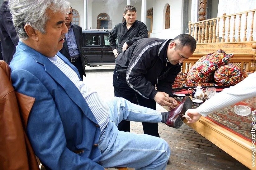 Начальник меряет обувь