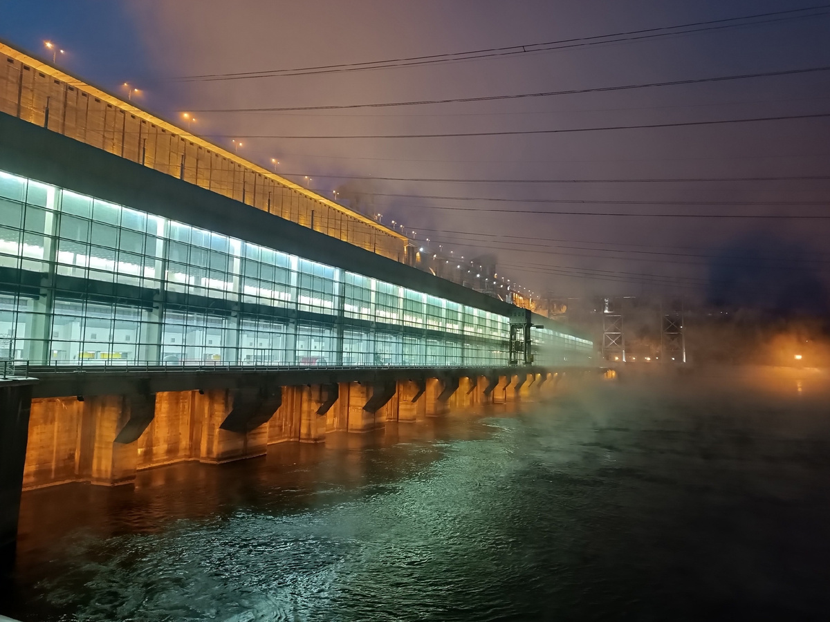Подсветку на Красноярской ГЭС включают только по праздникам. День энергетиков - один из таких поводов.