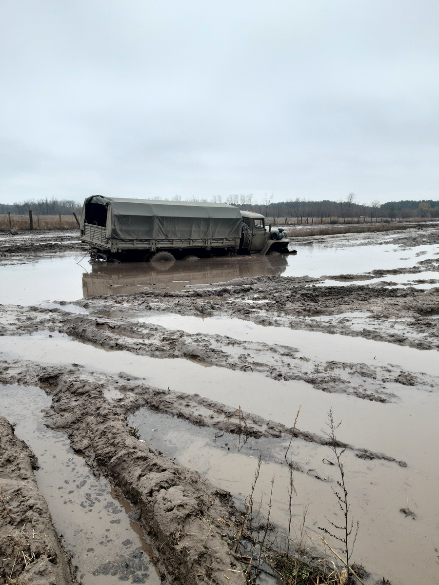 И снова непролазная грязища, так и живем.