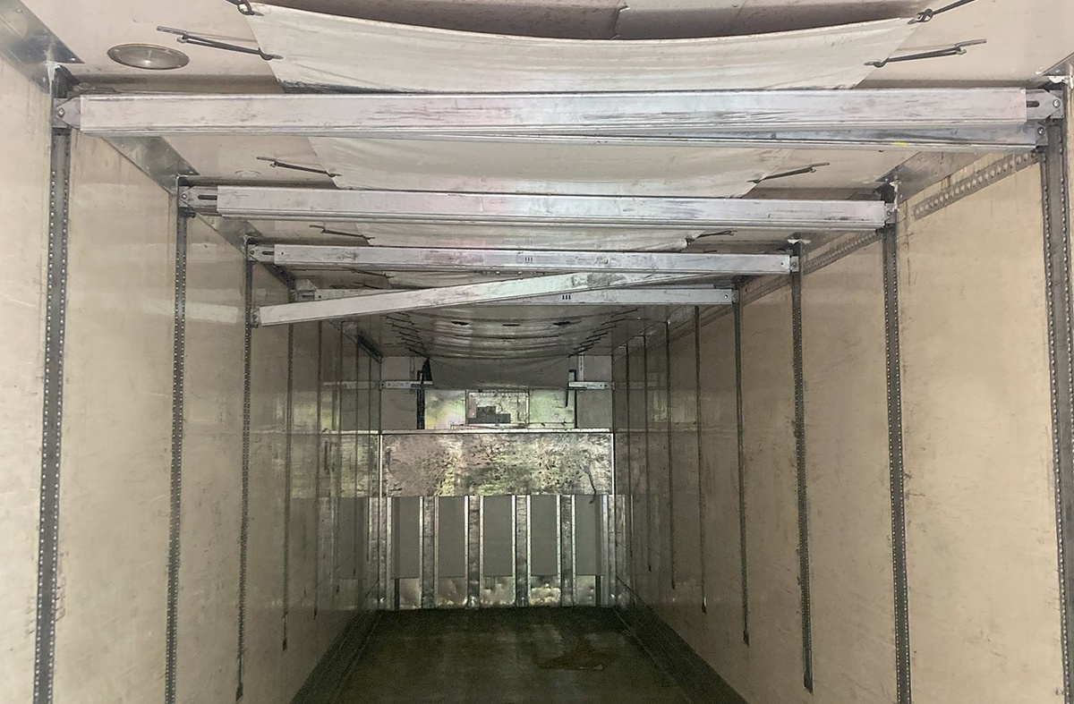 Так выглядят допельштоки: металлические перекладины опускаются на нужную высоту и позволяют поставить палеты на второй ярус