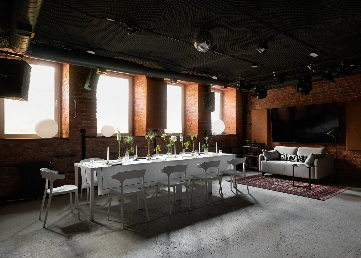 Окна большие с затворами. 