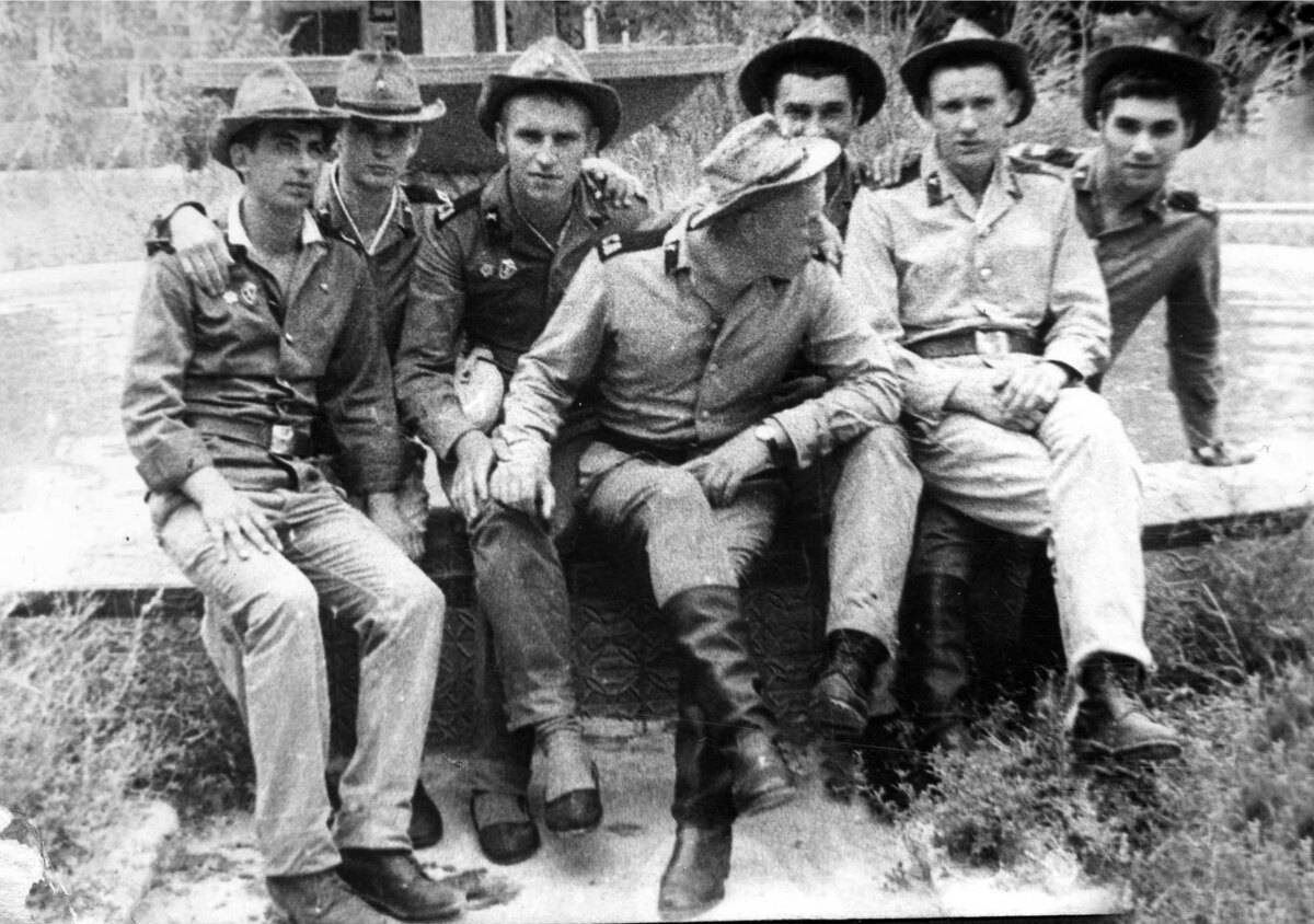 Различная обувь...