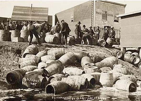Рейд полиции по конфискации нелегального алкоголя, 1925 год