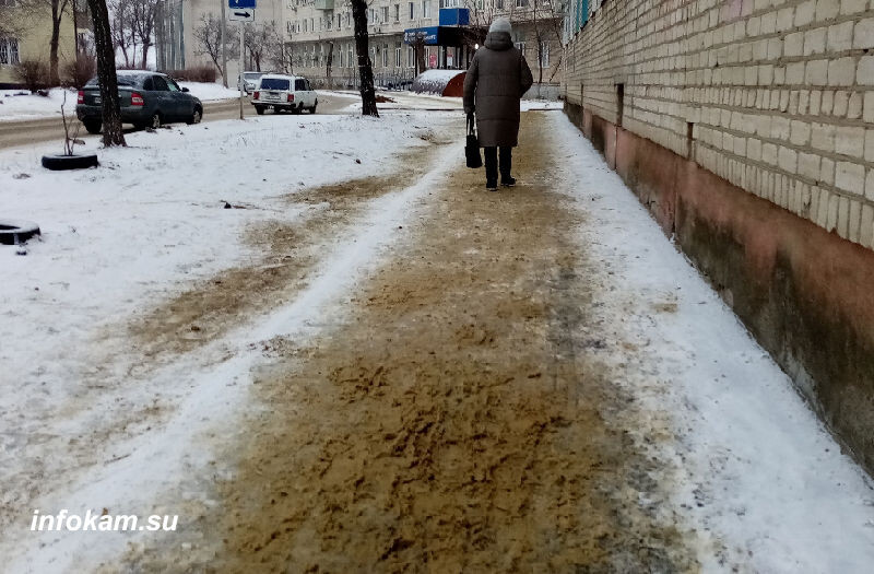    На улице Мира по тротуару к детской поликлинике №2