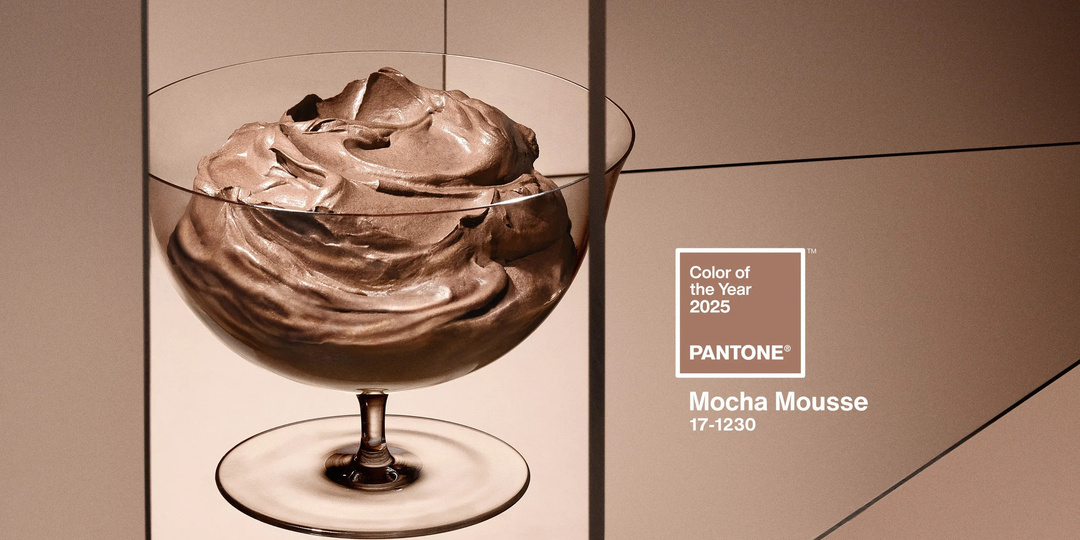 Главным цветом 2025 года по версии института Pantone стал шоколадно-коричневый оттенок, получивший название Mocha Mousse («Мокко Мусс»).
