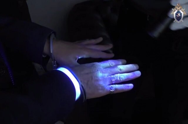    Купюры, которые вручают в качестве взятки, часто помечают специальным раствором Фото: ГСУ СК РФ по Петербургу/ скриншот оперативного видео