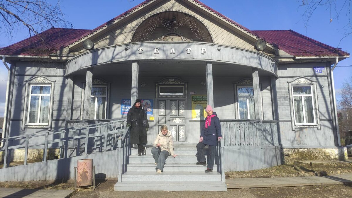 У меня много фотографий на этом крыльце со времен юности. Мне было 12, когда открылся театр - я была на премьере и ходила на все постановки, уже тогда смотрела с раскрытым ртом.