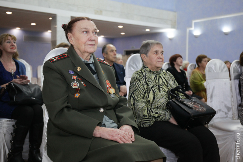    Церемония прошла в зале торжеств Дворца металлургов. Дипломы, благодарственные грамоты и подарки получили 64 пенсионера.