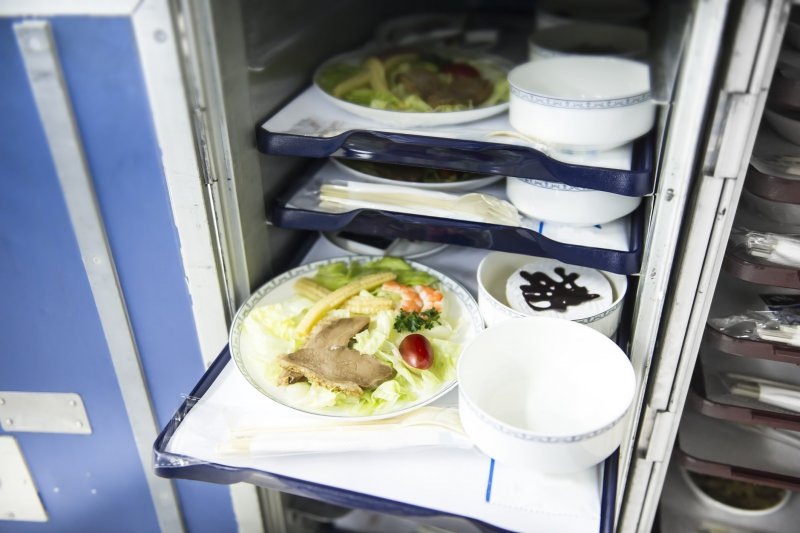 Питание для пассажиров бизнес класса в тележке 