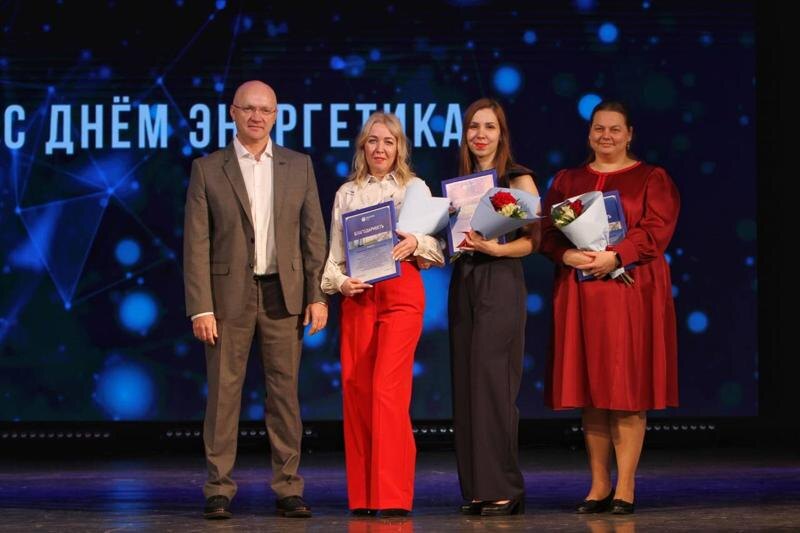    Фото в материале предоставлены пресс-службой "Россети Урал". Награды получили около тысячи специалистов