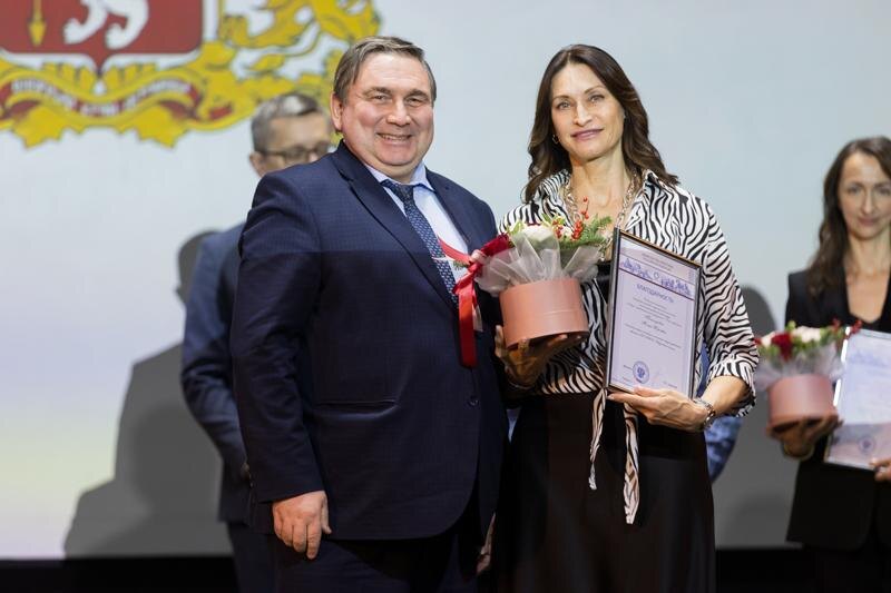    Фото: награды вручает Николай Смирнов