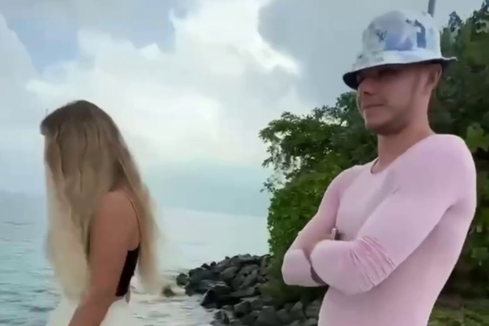    Глушенков надел одежду девушки из-за проигранной игры. Фото: t.me/vkuslubvitut