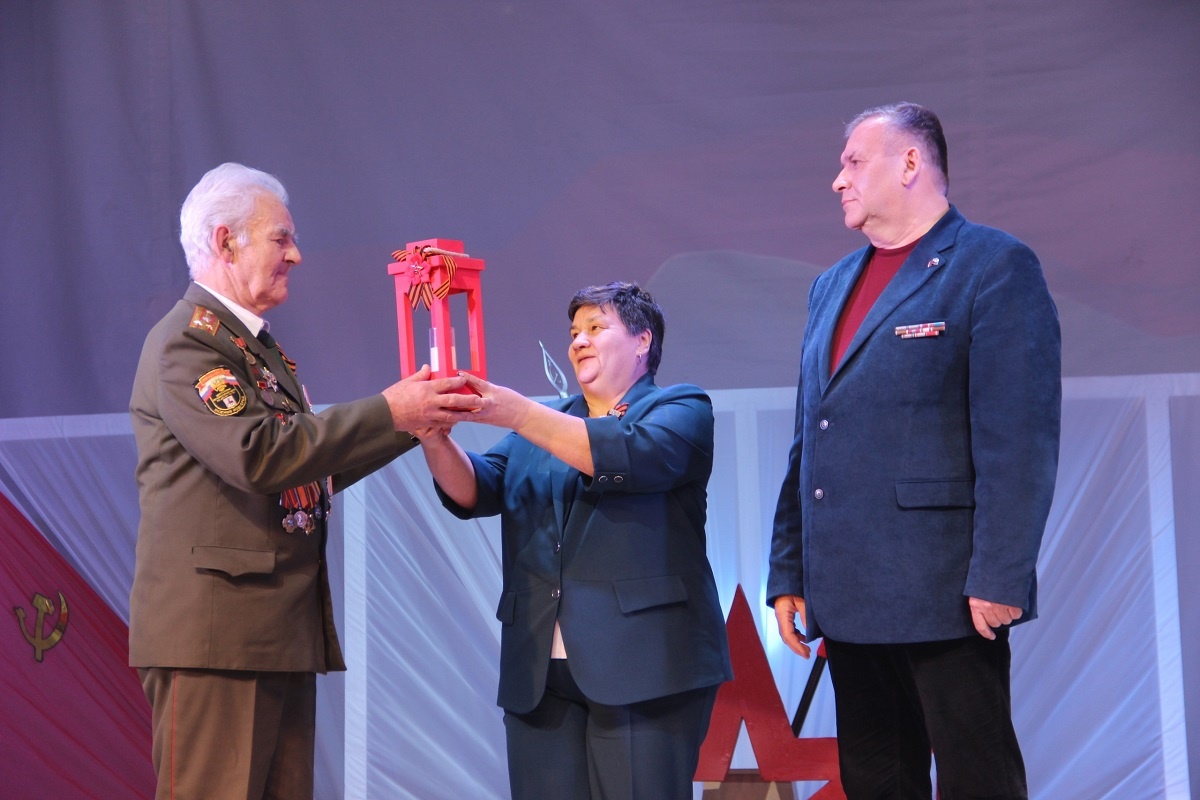    Торжественный момент передачи «Свечи памяти» (слева направо): Леонид Карасёв, Светлана Шмило, Андрей Захаров