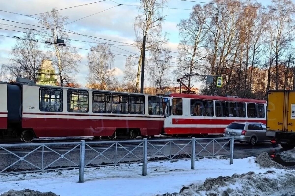    Трое человек пострадали при столкновении трамваев в Петербурге