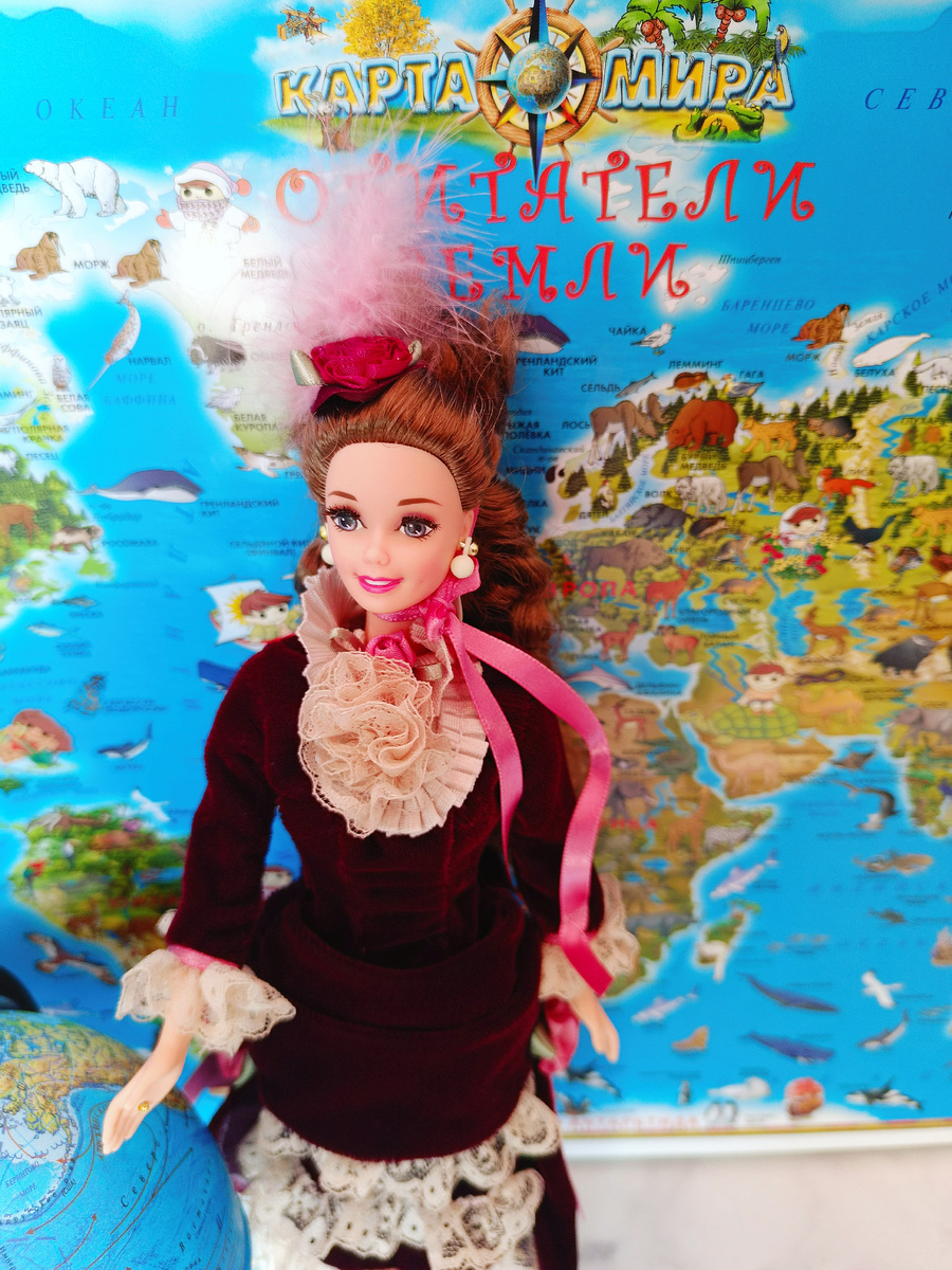 Луиза на фоне карты с названиями животных