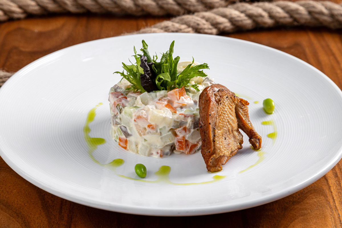 Оливье с копченой перепелкой - 840 руб.