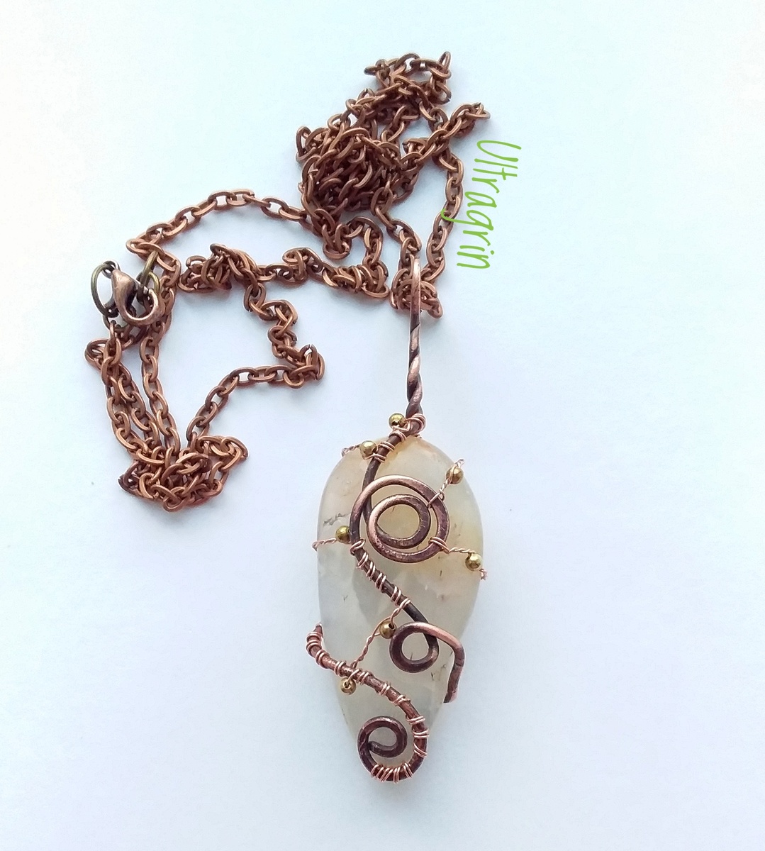 Кулон с желтоватым агатом.