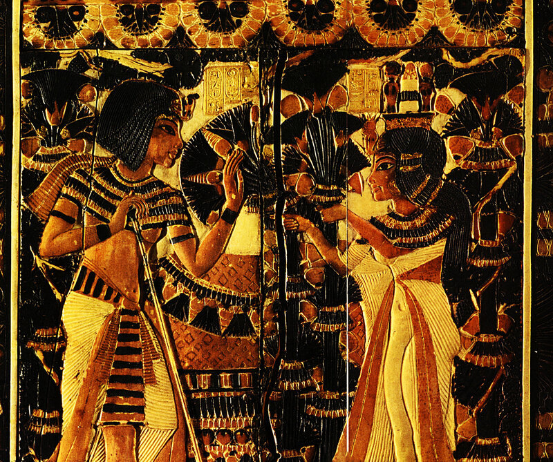 Египетский национальный музей в Каире, инв. № JE 61477. Ларец с декором из слоновой кости, иллюстрирующим яркие моменты жизни фараона Тутанхамона. В числе сцен - подношение букетов, в которые включены плоды мандрагоры на их длинных плодоножках.