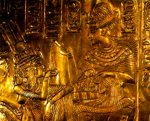 Египетский национальный музей в Каире, инв. № JE 61481. Сцена ритуального возлияния на правой стене резной золочёной раки (наоса), В левой руке фараона Тутанхамона букет с нильскими лилиями и плодами мандрагоры.