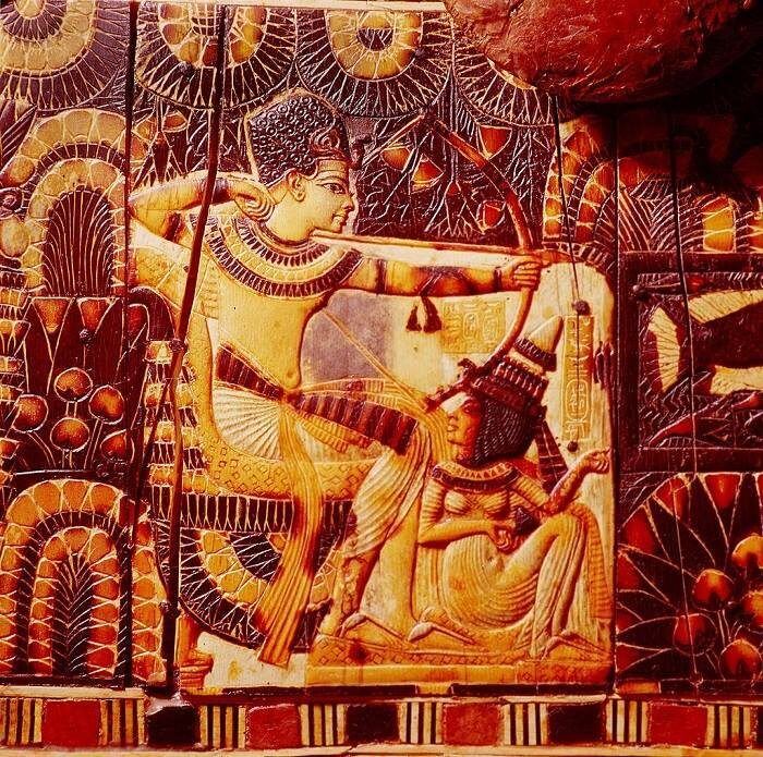 Египетский национальный музей в Каире, инв. № JE 61477. Ларец с декором из слоновой кости, иллюстрирующим яркие моменты жизни фараона Тутанхамона. В числе сцен - охота на уток с берега, слошь заросшего маками и мандрагорами.