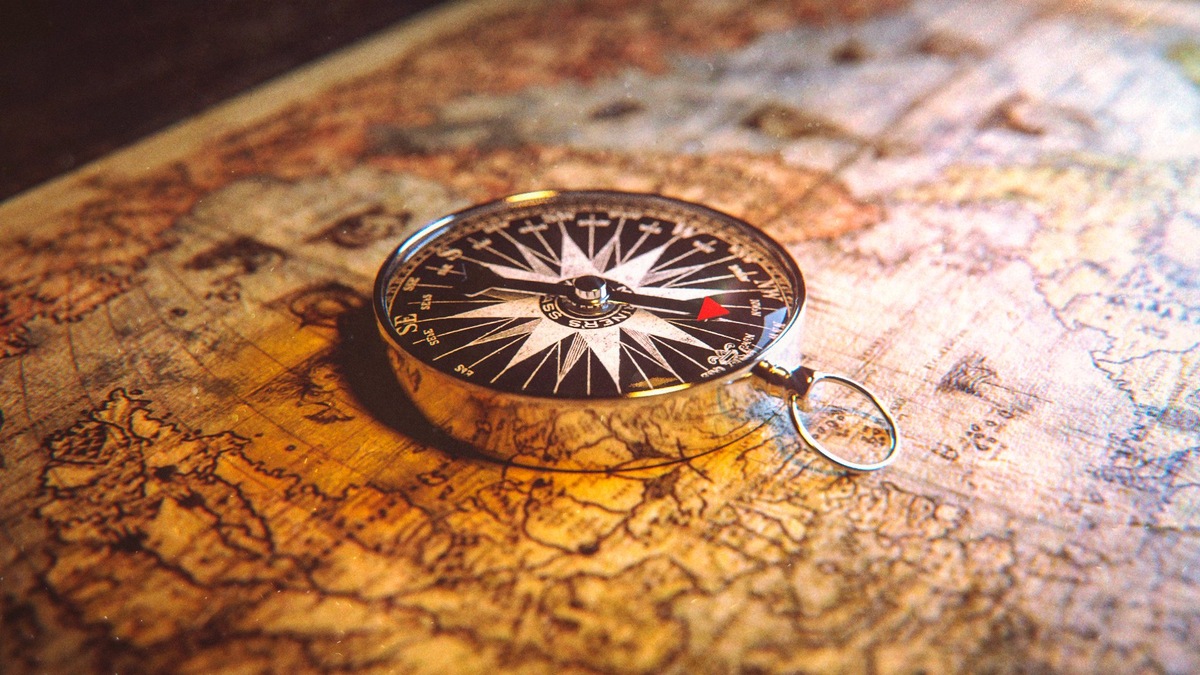 Компас лежит на карте. Изображение взято из открытого источника Яндекс.картинки: https://yandex.ru/images/