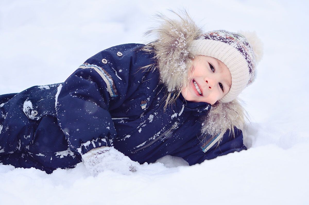 Даже если вокруг белоснежные сугробы, ребенок найдет, где испачкаться. Источник: Shutterstock📷
