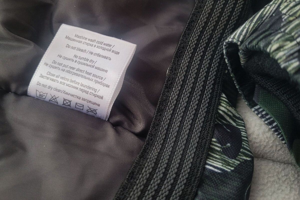 Следуйте рекомендациям на внутреннем ярлыке одежды — там написано, как стирать конкретную вещь. Источник: личный архив Ксении Поляковой📷
