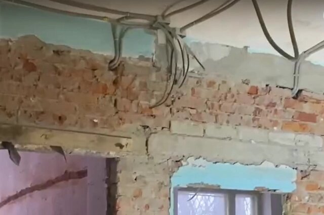    Ободранные стены и голые провода. Фото: Скриншот из сообщества «Народный фронт Тюменской области»