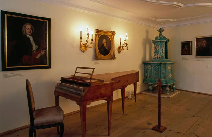 Дом-музей Моцарта в Зальцбурге и рояль, на котором играл Моцарт, когда ему было 4 года.