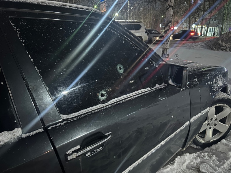    В Нефтеюганске неизвестный выстрелил из пистолета в «Мерседес» на стоянке у дома