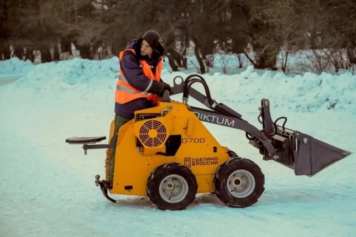    Миниатюрный снегоуборщик появился во дворах Новосибирска