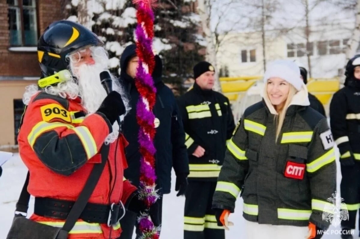    Ярославский интернат навестили пожарный Дед Мороз и Снегурочка-спасатель