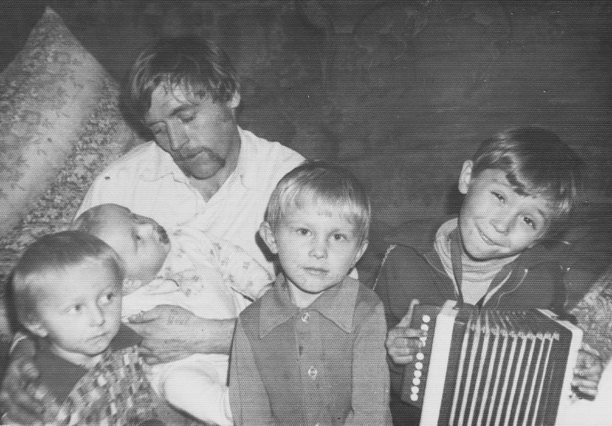 Антошка с гармошкой и с деревенскими родственниками в 1982 году