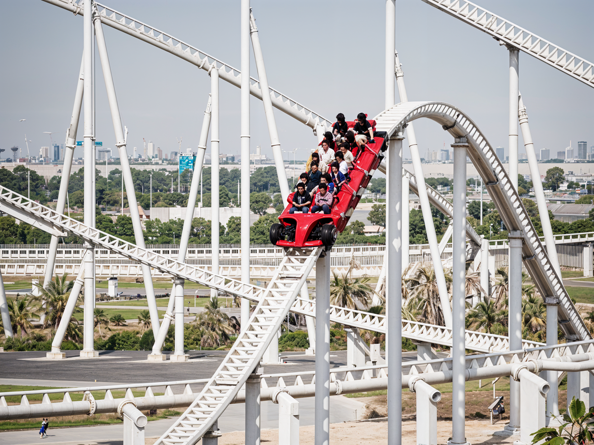 Самая быстрая горка: Formula Rossa, Абу-Даби, ОАЭ: Разгон до 240 км/ч за 4,9 секунды. Эта американская горка в парке Ferrari World — мечта каждого любителя скорости.