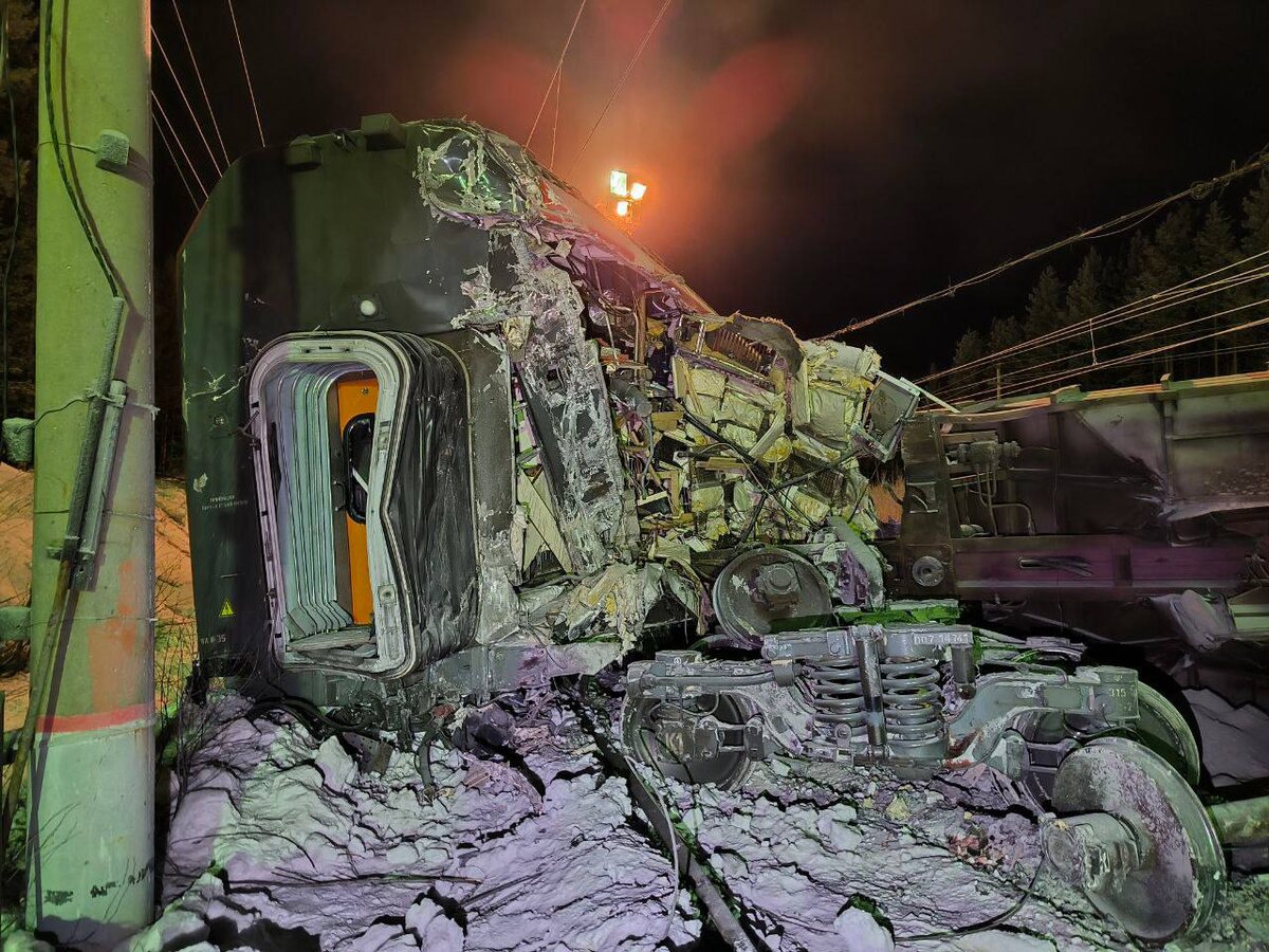 вагон сплющило.  фото: картинки яндекса