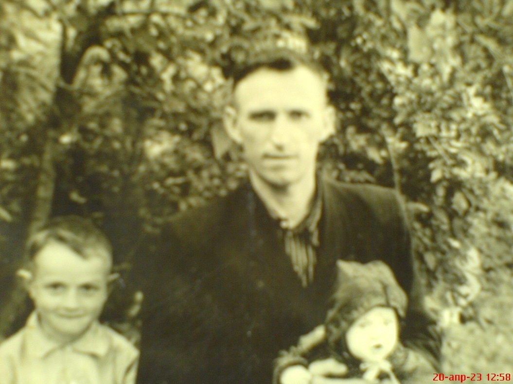 С отцом и старшим братом