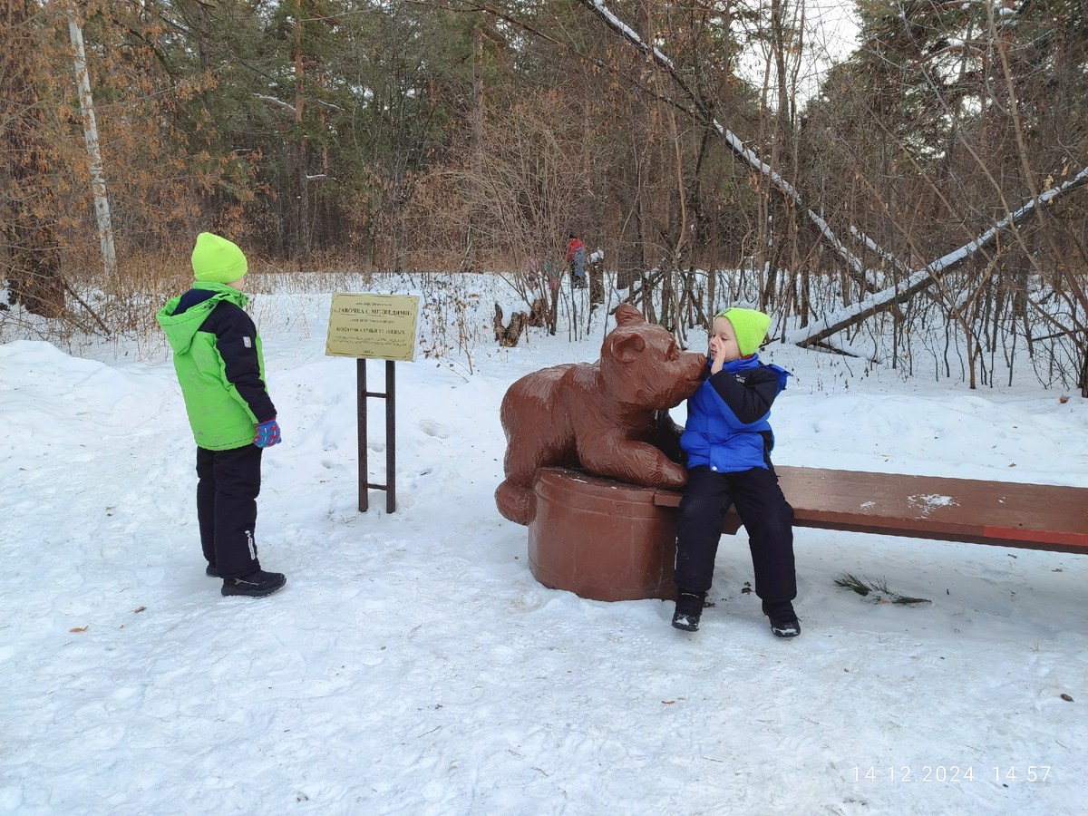 Паша читает, Вадим с медведем обнимается