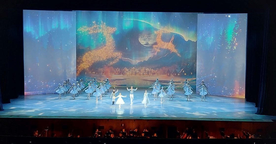 Окончание 1 -ого действия, после ВАЛЬСА СНЕЖИНОК, поклоны, 19.12.24, фото автора