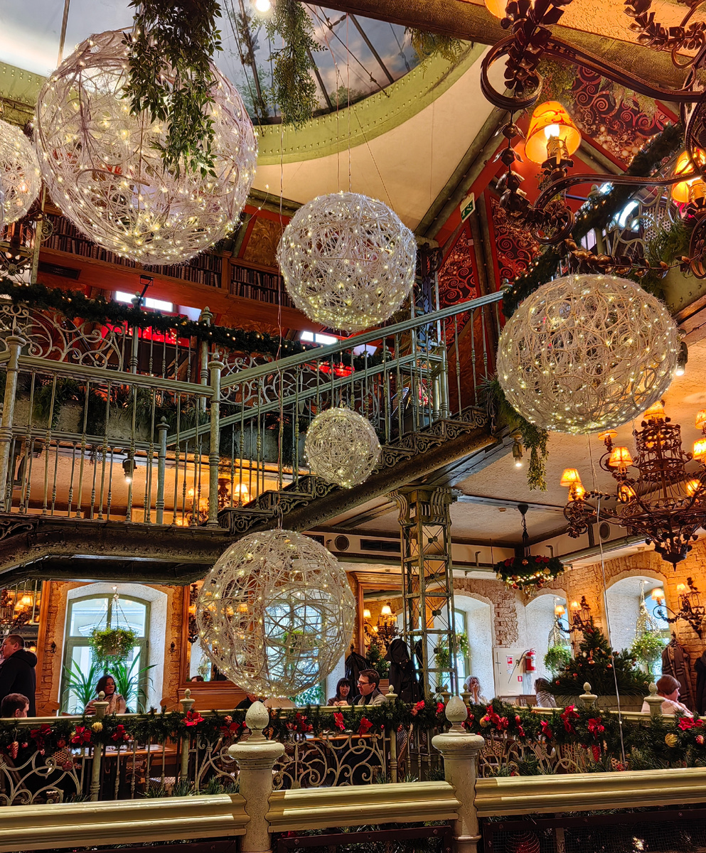 Атмосферу какого-то нереального "зазеркалья" создают мерцающие шары.  