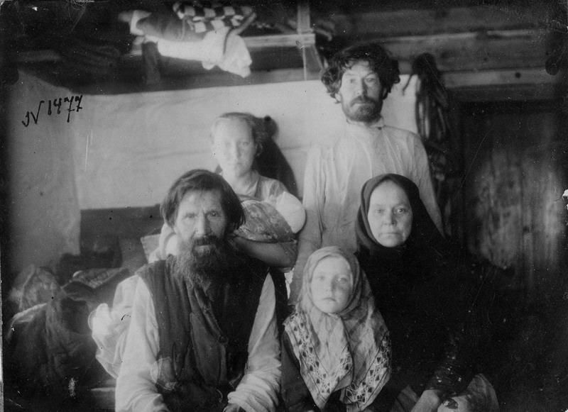 Семья крестьянина Ефима Мичурина в избе, как видно на многих фотокарточках, никто не учился, либо только мальчик