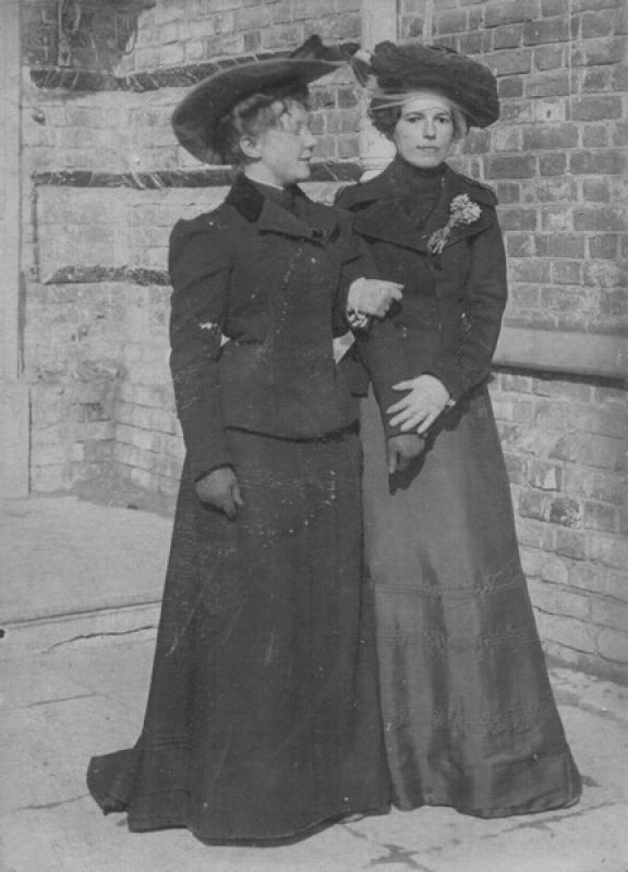 Учительница Мариинской женской гимназии Петрова с подругой