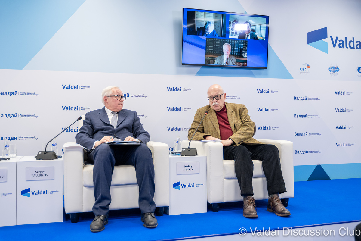 Сергей Рябков, Дмитрий Тренин, онлайн: Джеффри Робертс, Роберт Легвольд, Нельсон Вонг © Клуб «Валдай»