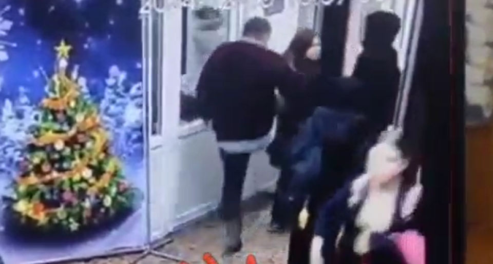    Охранник рубцовской школы ударил ученицу. Источник: Кадр из видео