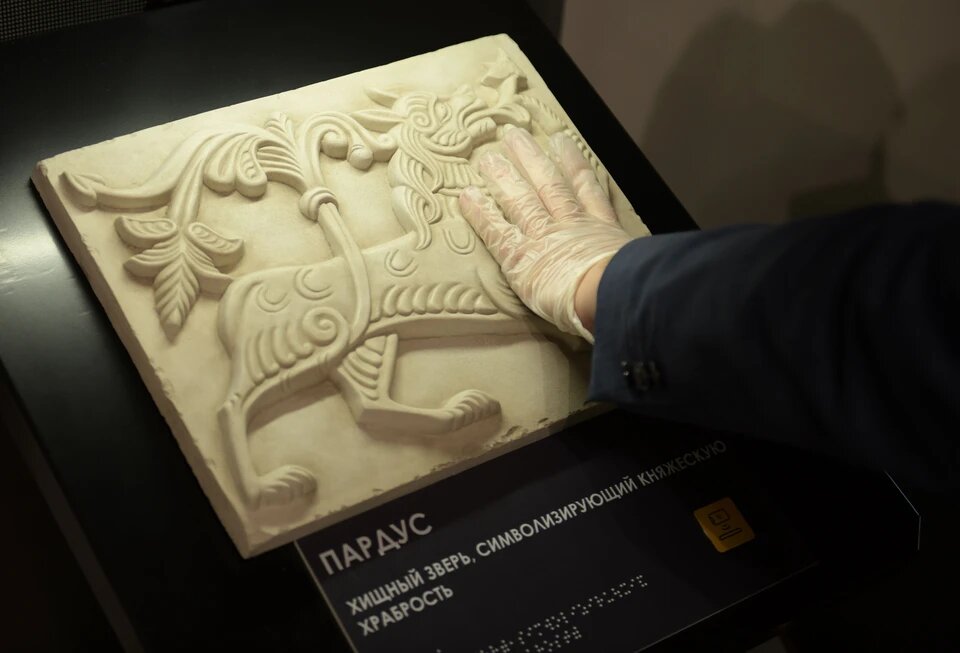 Рельефное изображение «Пардус». Выставка «Животные в резьбе белокаменных храмов Древней Руси». Государственный Владимиро-Суздальский историко-архитектурный и художественный музей-заповедник.