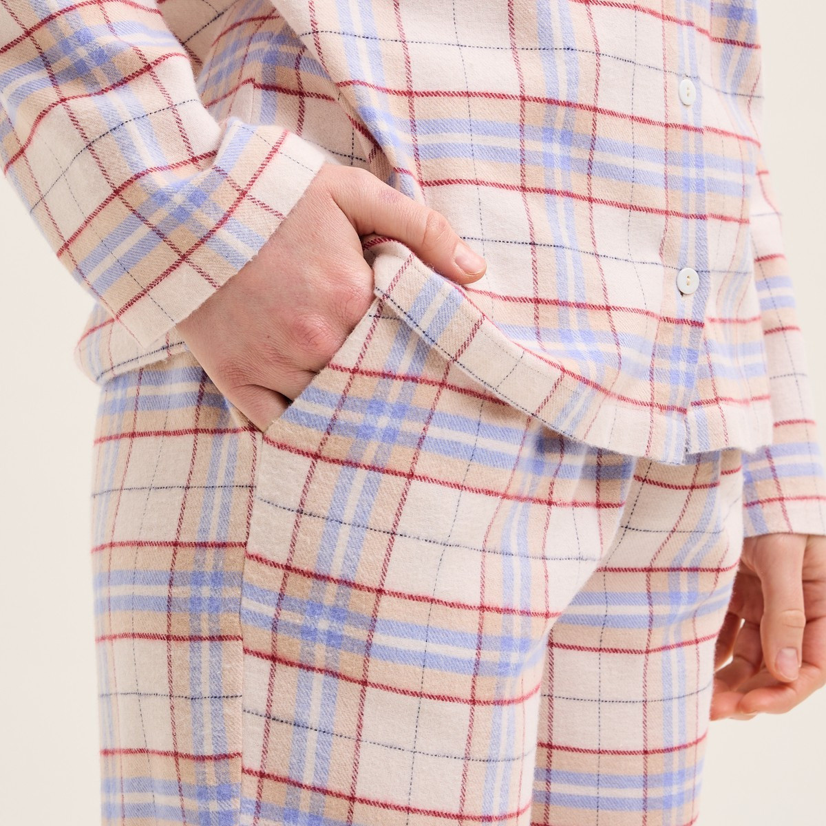 Рубашка на пуговицах с отложным воротником. Брюки с эластичной талией.