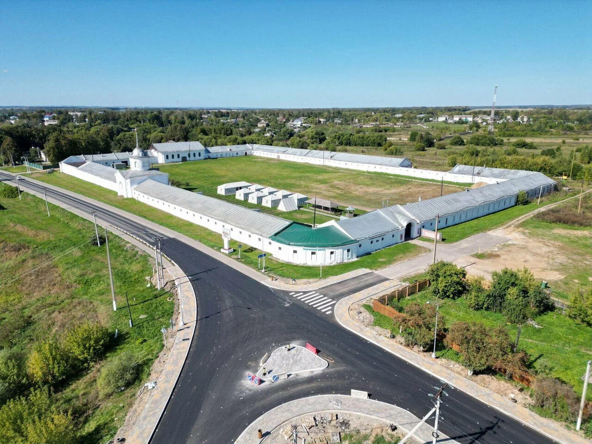 Со стороны дворцовый конный завод напоминает кремль. А его единственную башню венчает флюгер в виде лошади. Фото: Gleb Terentev / Яндекс Карты
