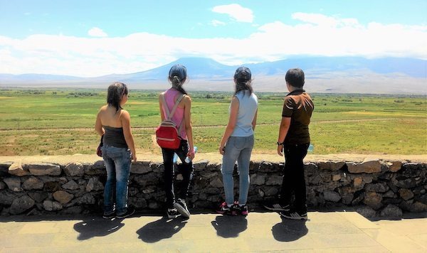 Дети смотрят на Арарат