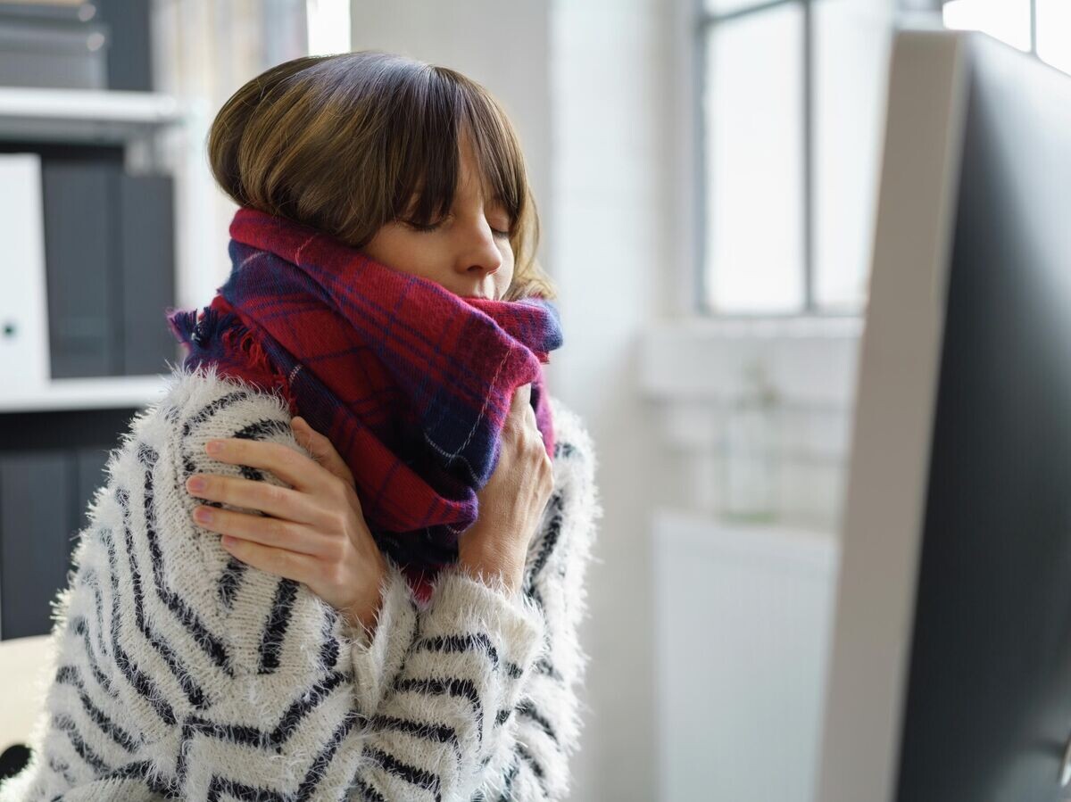    Девушка дрожит от холода© Depositphotos.com / racorn