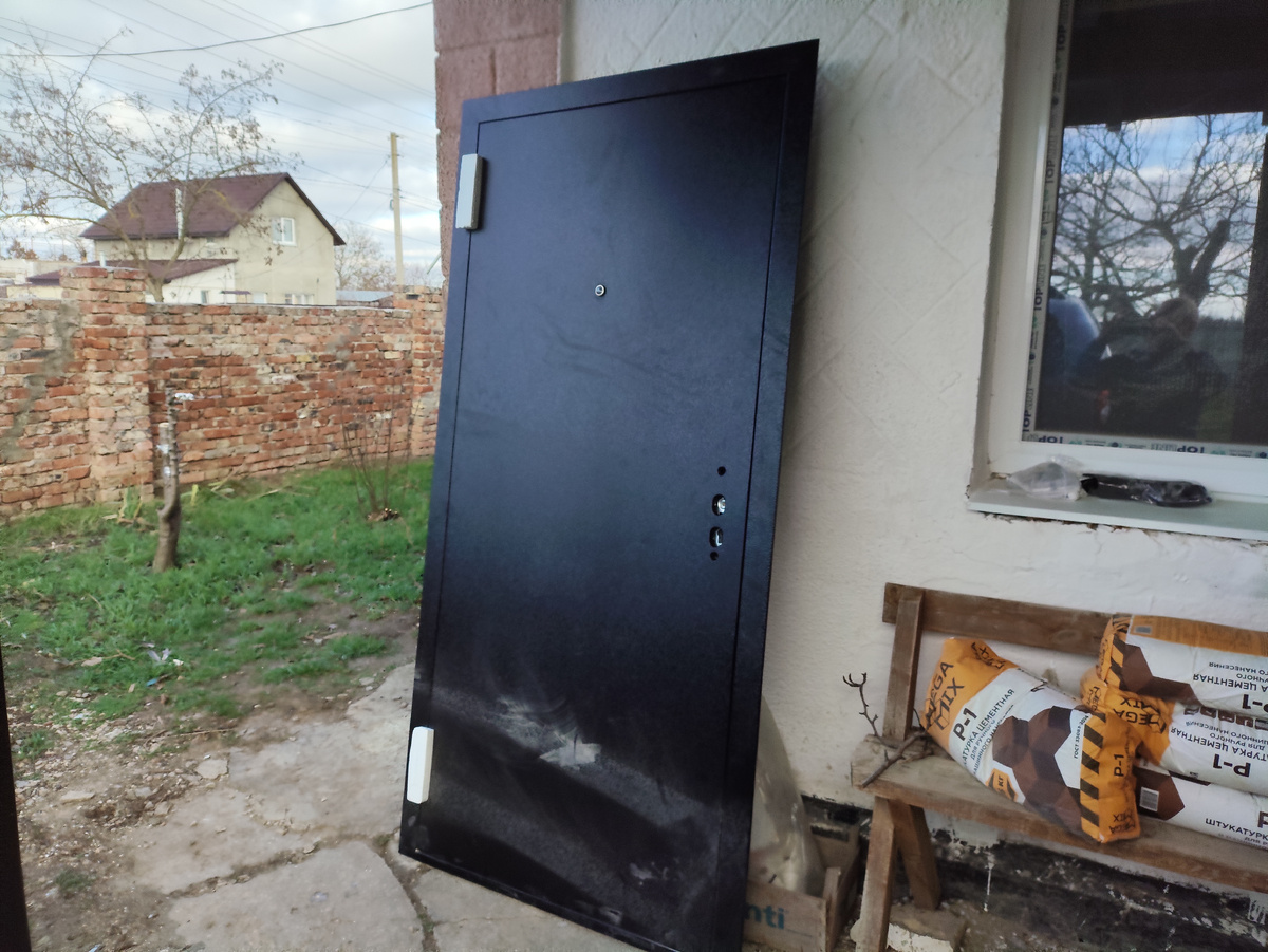 Дверь. Чуток запылилась от штукатурки. Отмоем.