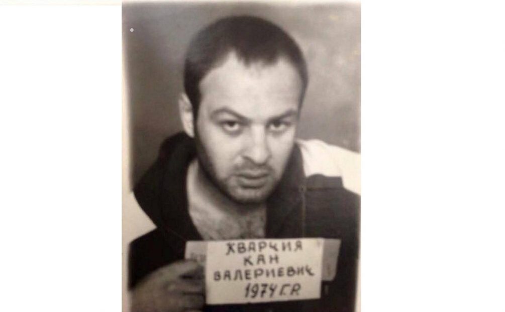    Предположительно, фотография К. Кварчии из СИЗО в 90-х годах.